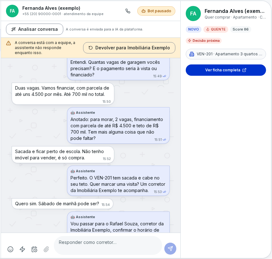 Conversa do WhatsApp assumida pelo corretor, com o aviso de que a assistente não responde enquanto a equipe atende e o botão para devolver a conversa à assistente (dados fictícios)